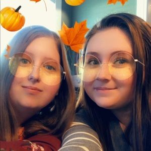 Meet your Posher, Carolina